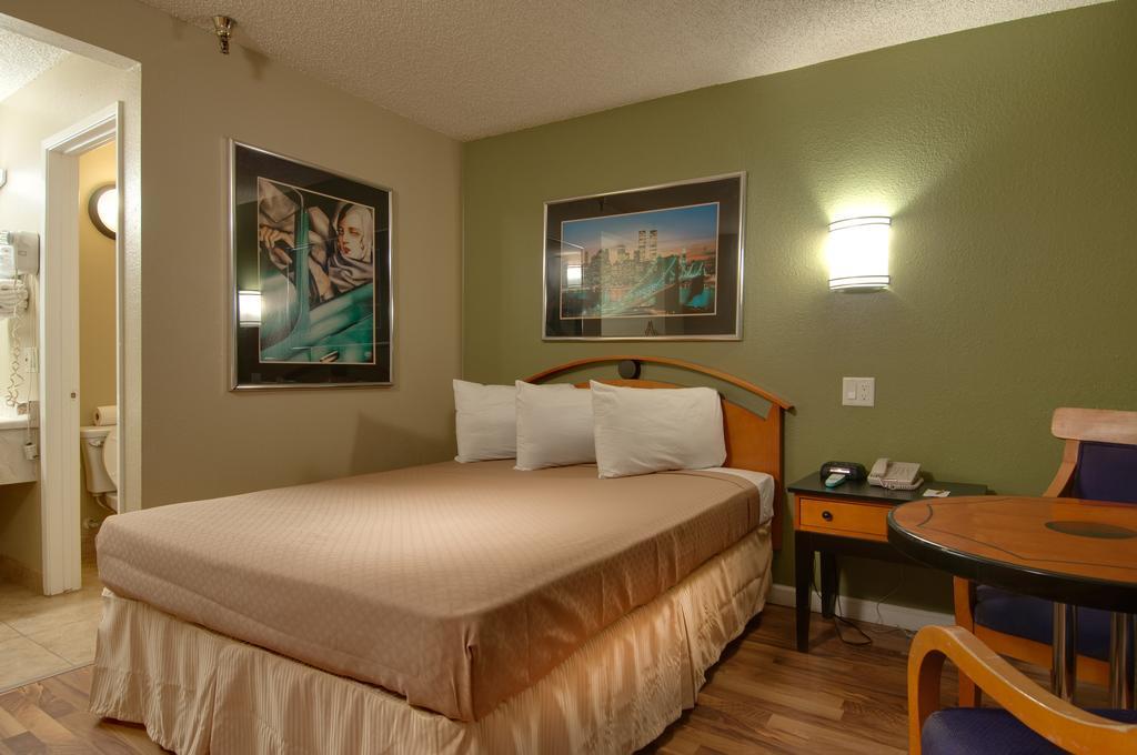 Vagabond Inn Bakersfield North Екстер'єр фото