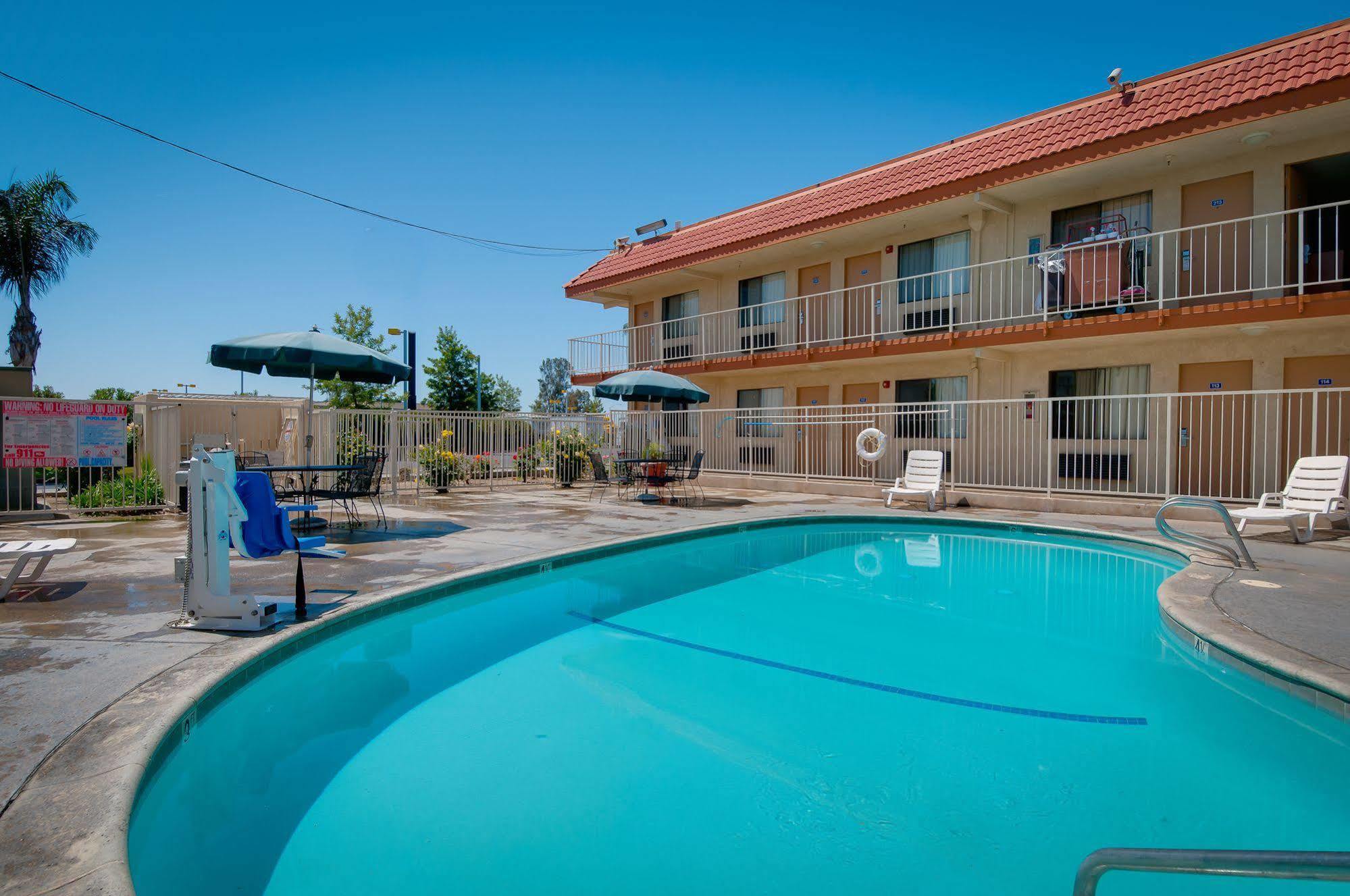 Vagabond Inn Bakersfield North Екстер'єр фото